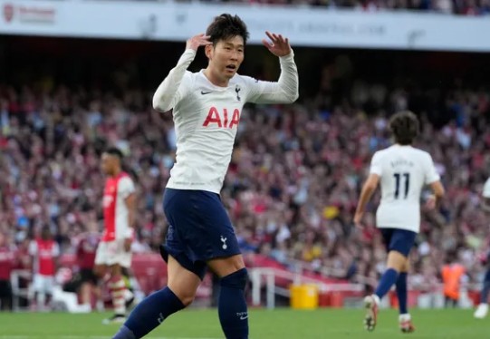 Arsenal hồi sinh mạnh mẽ, cuốn phăng Tottenham